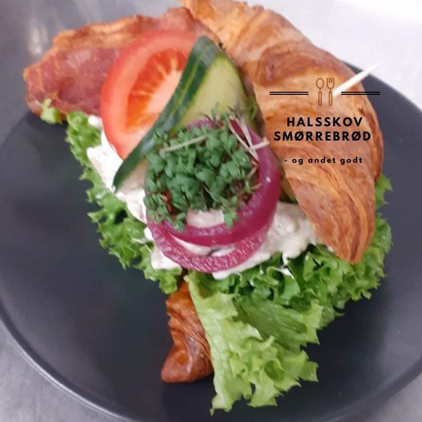 Halsskov Smørrebrød croissant med hønse salat